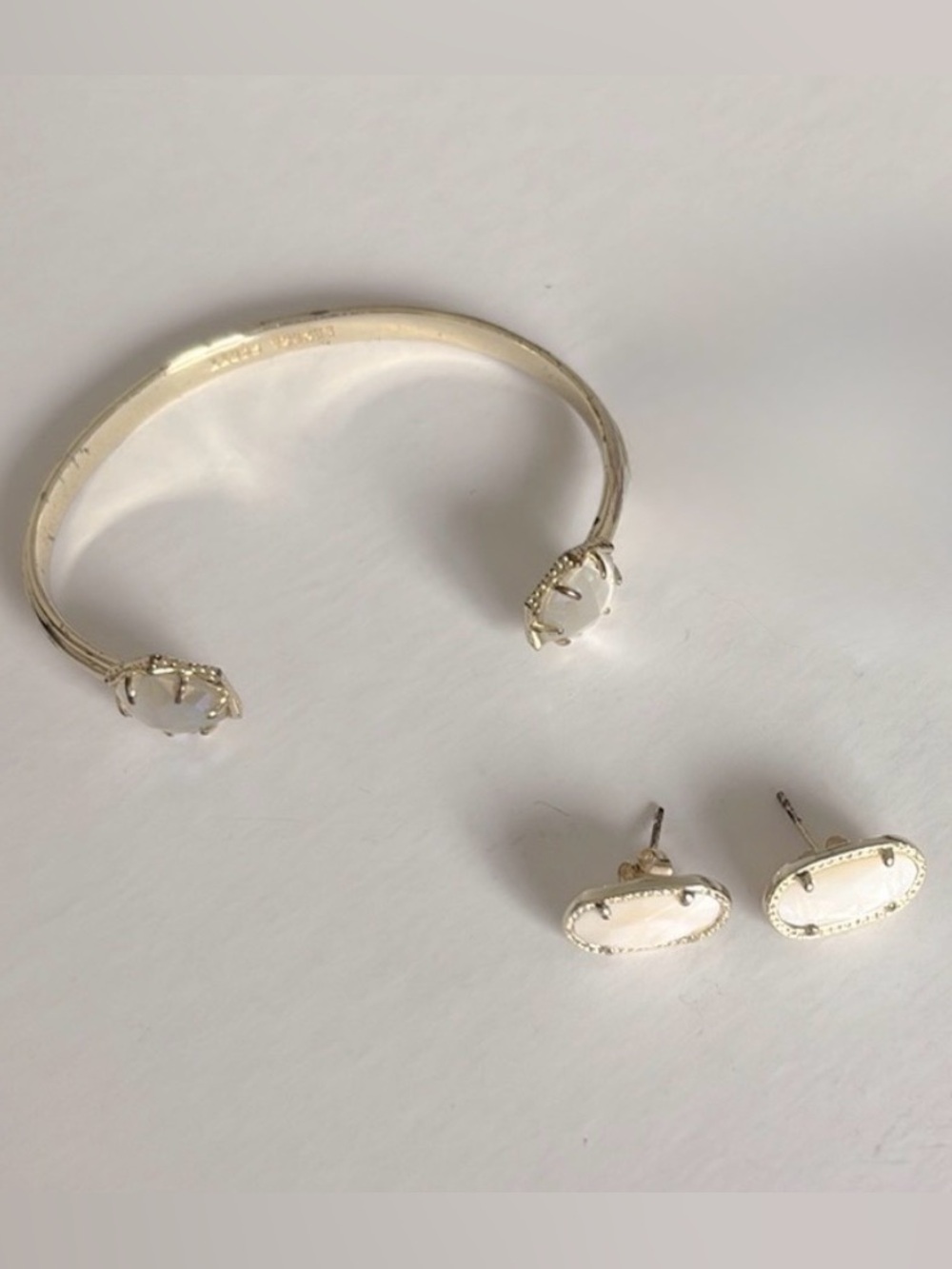 Lot of 2x [Kendra Scott] 1x Stud Earrings + 1x Cuff Bracelet, Gold/White Stones - Picture 3 of 11